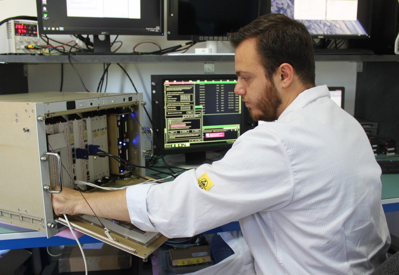 Technicien réalisant un test final en production chez Odyssée Systèmes